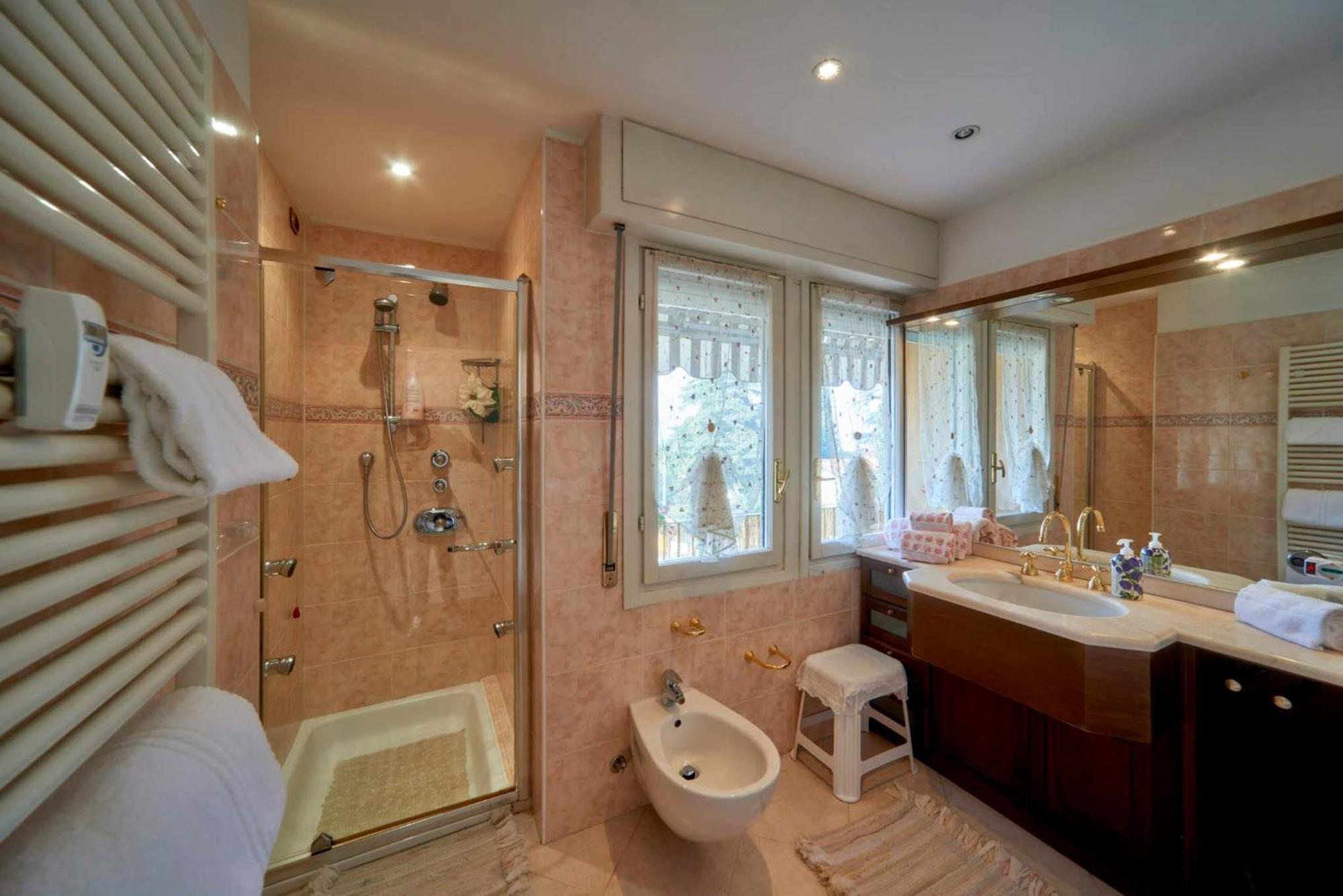 Tosca House 2 Bed & Breakfast Varenna Bagian luar foto