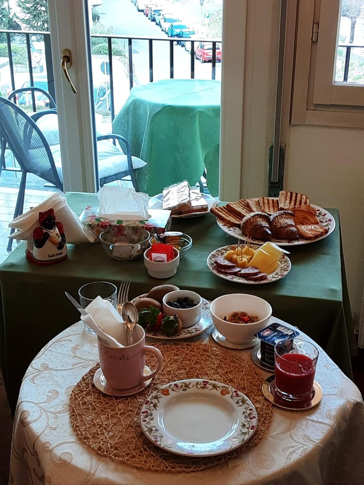 Tosca House 2 Bed & Breakfast Varenna Bagian luar foto