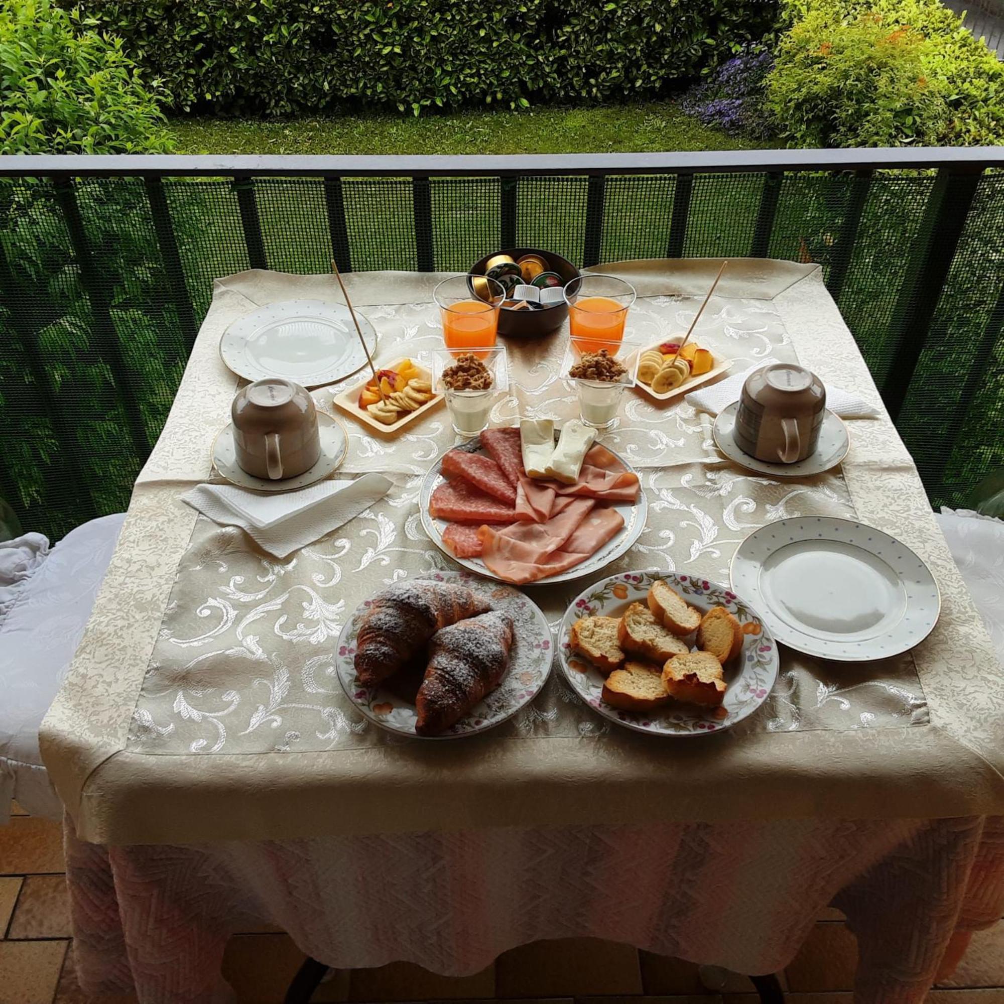 Tosca House 2 Bed & Breakfast Varenna Bagian luar foto